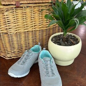 Skechers Gray Sneakers with Breathable Mesh and Light Soles